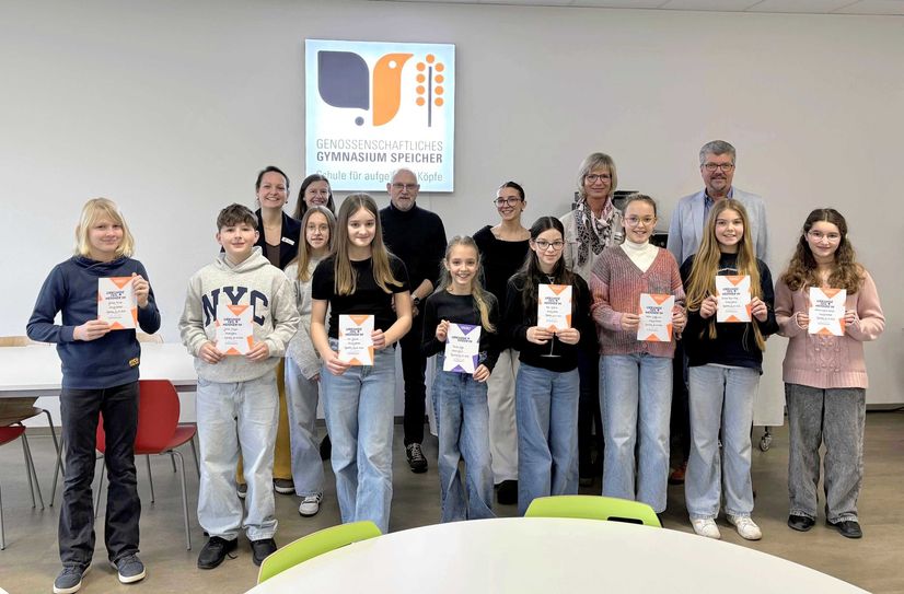 Die Teilnehmer des Vorlesewettbewerbs: Jakob Müller, Jonas Mayer, Leni Jakobs, Kreissiegerin Paula Opfer, Mara Weiland, Helena Hoffmann, Summer Krieg, Lorena Rahal (v.l.) vor den Jurymitgliedern Tabea Skubski (Kreisverwaltung), Sabine Rehm (Buchhandlung Hildesheim), Vorjahrssiegerin Greta Werner, Bernd Willems (ehem. Deutschlehrer), Katharina Schmitz (Gymn. Speicher), Waltraud Weber (Kreisverwaltung) und Kulturamtsleiter Herbert Fandel.