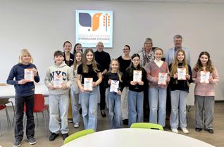 Die Teilnehmer des Vorlesewettbewerbs: Jakob Müller, Jonas Mayer, Leni Jakobs, Kreissiegerin Paula Opfer, Mara Weiland, Helena Hoffmann, Summer Krieg, Lorena Rahal (v.l.) vor den Jurymitgliedern Tabea Skubski (Kreisverwaltung), Sabine Rehm (Buchhandlung Hildesheim), Vorjahrssiegerin Greta Werner, Bernd Willems (ehem. Deutschlehrer), Katharina Schmitz (Gymn. Speicher), Waltraud Weber (Kreisverwaltung) und Kulturamtsleiter Herbert Fandel.