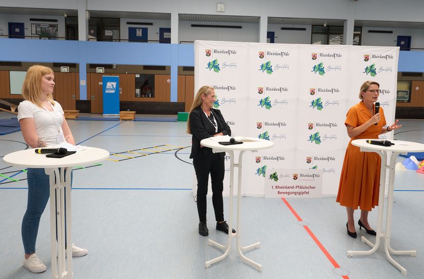 Staatsministerin Dr. Stefanie Hubig (Mitte), Schulleiterin Eva Wenzel-Staudt und die Leiterin der Bewegungskita in Boppard-Weiler, Nina Premka (links) stellten sich den Fragen des Moderators.