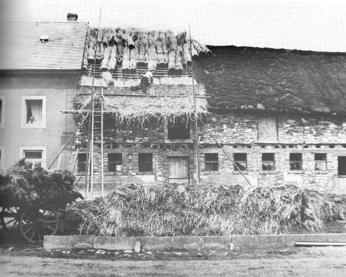 Das Handwerk des Strohdeckers ist im Zeitalter von Ziegeln und Dacheindeckungen weggebrochen. Joachim Schröder erzählt.