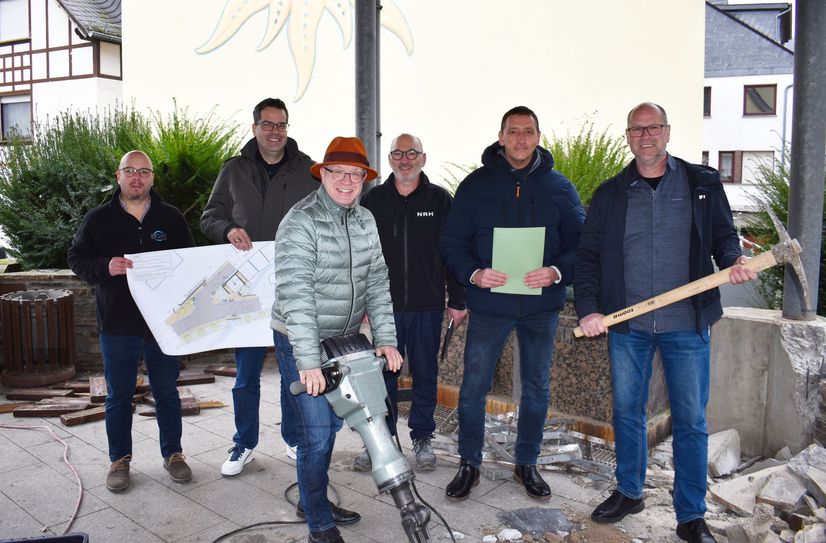 Zum Start der Abrissarbeiten der alten Trinkhalle haben sich (von links) Sezer Eken (Eksan GmbH), Sebastian von Bredow (Planungsbüro Stadt-Land-plus), Boppards Bürgermeister Jörg Haseneier, Josef Ackermann, (Architektengruppe Naujack Rind Hof), Jörg Vogt (Stadtverwaltung) und der Beigeordnete Jörg Puth vor Ort in Bad Salzig getroffen und ausgetauscht.
