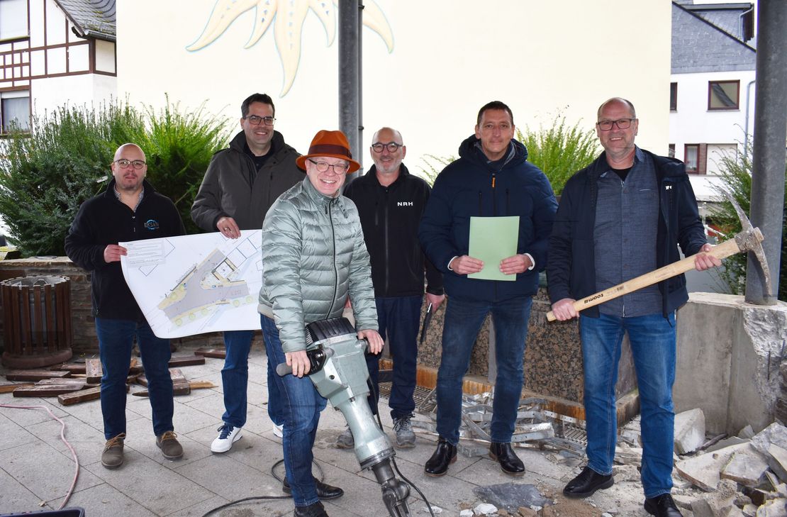 Zum Start der Abrissarbeiten der alten Trinkhalle haben sich (von links) Sezer Eken (Eksan GmbH), Sebastian von Bredow (Planungsbüro Stadt-Land-plus), Boppards Bürgermeister Jörg Haseneier, Josef Ackermann, (Architektengruppe Naujack Rind Hof), Jörg Vogt (Stadtverwaltung) und der Beigeordnete Jörg Puth vor Ort in Bad Salzig getroffen und ausgetauscht.