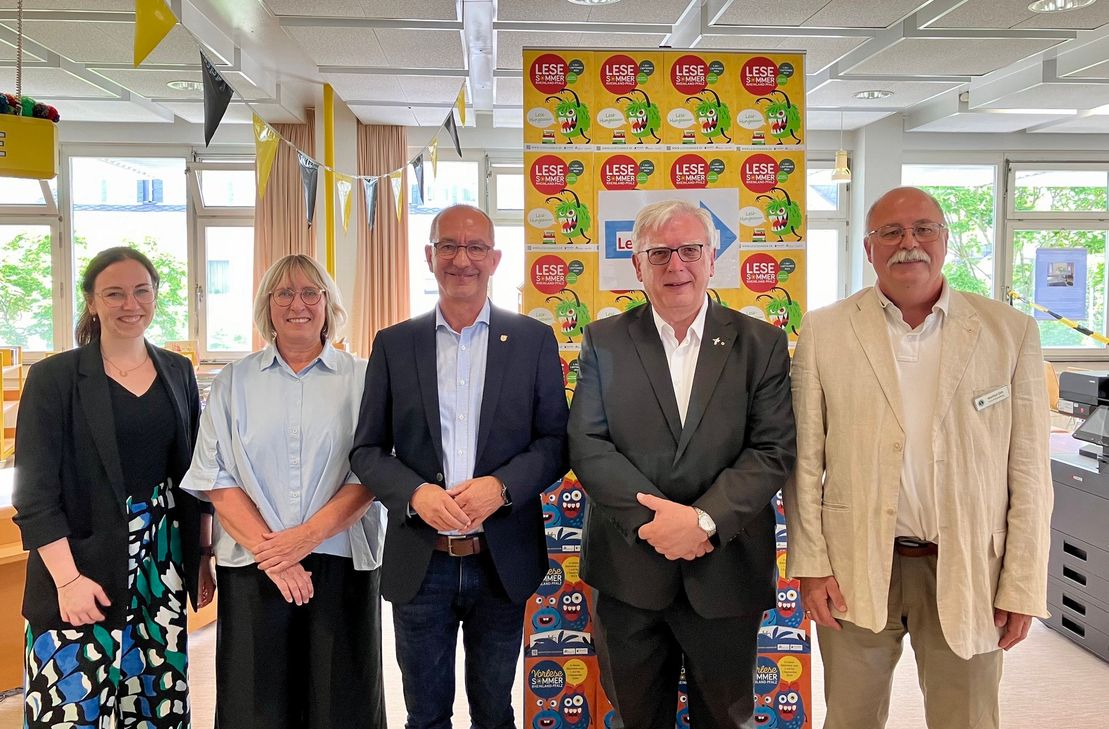 Beim Startschuss des Lesesommers mit dabei - v.l.: Julia Michels von der Volksbank, Bibliotheksleiterin Elisabeth Kurzmann, Bürgermeister Joachim Weber sowie Hans-Jürgen Bier und Manfred Orth vom LionsClub Saarburg.