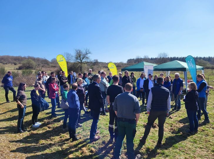 Rund 50 Menschen, unter ihnen die rheinland-pfälzische Umweltministerin Katrin Eder, besuchten am Freitag, den 28. März, das Beweidungsprojekt des NABU Rheinland-Pfalz und Hofguts Serrig.