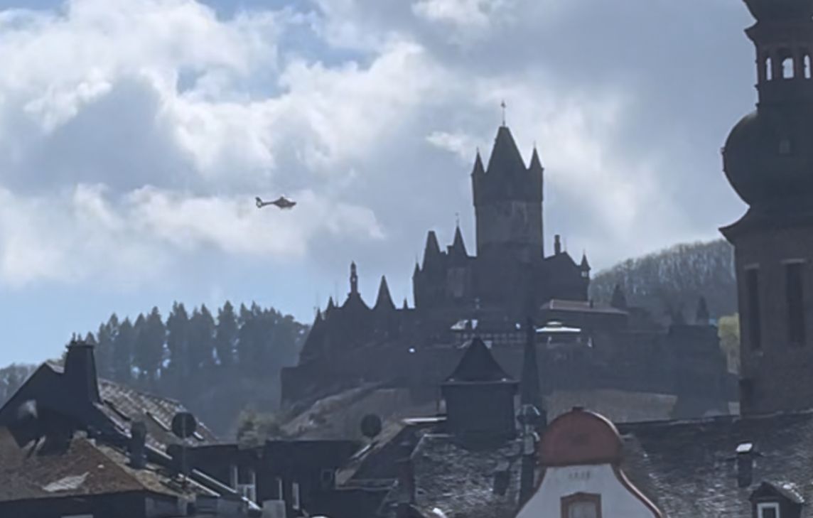 Ein Rettungshubschrauber ist in der Nähe der Burg gelandet.