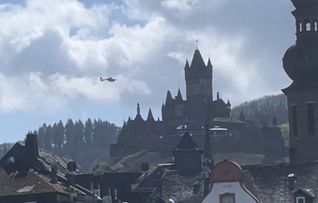Ein Rettungshubschrauber ist in der Nähe der Burg gelandet.