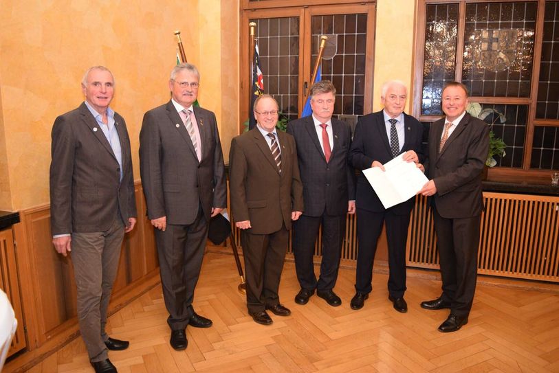 Stellvertretend für die Ministerpräsidentin überreichte Landrat Jürgen Pföhler (re.) die Ehrennadel des Landes Rheinland-Pfalz an Reinhard Altenhofen (v. li.), Alfred Novotny,  Werner Zepp, Hans Peter Gammel und Leo Mattuscheck.  Foto: Scholl