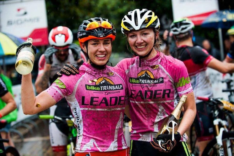 Sieben Tage lang bergauf und bergab über Schotterwege und steile Bergpfade haben sich Sarah Reiners (l.) und Cemile Trommer durch die Alpen gequält, um am Gardasee den Triumph beim »Bike Transalp« genießen zu können.