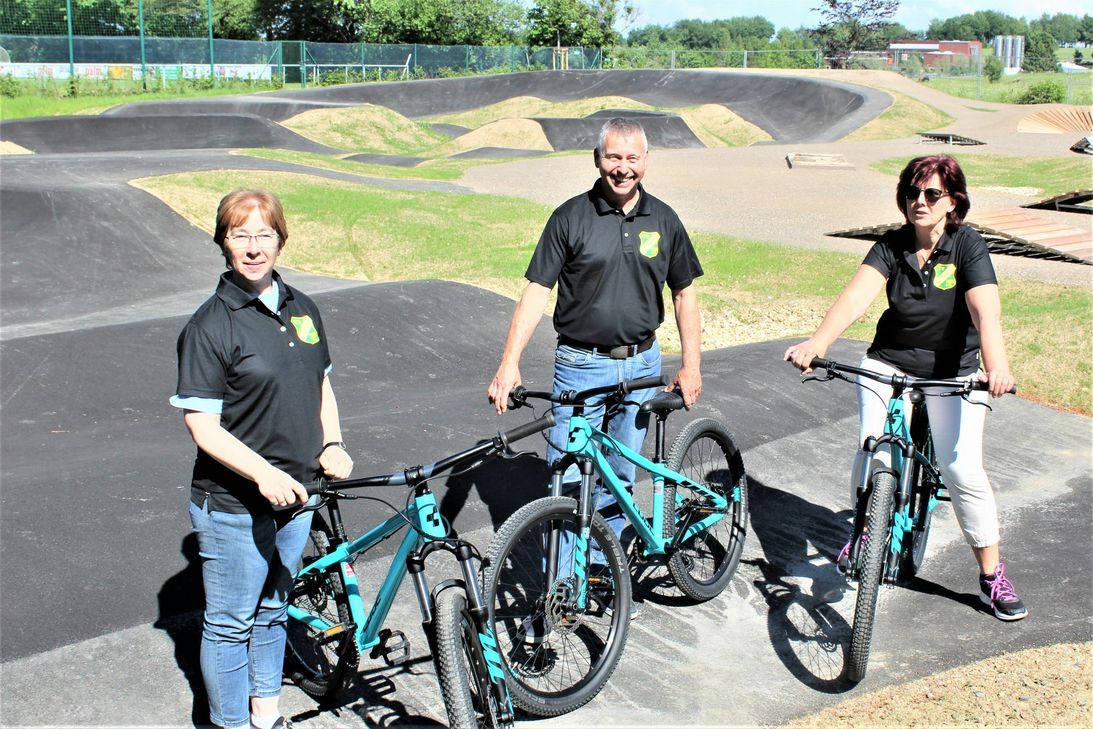 Präsentieren stolz die drei neuen vereinseigenen Dirtbikes (v.l.): Simone Schweiß, Bernhard Dickmann und Irmtraud Krings.Foto: Günther Sander