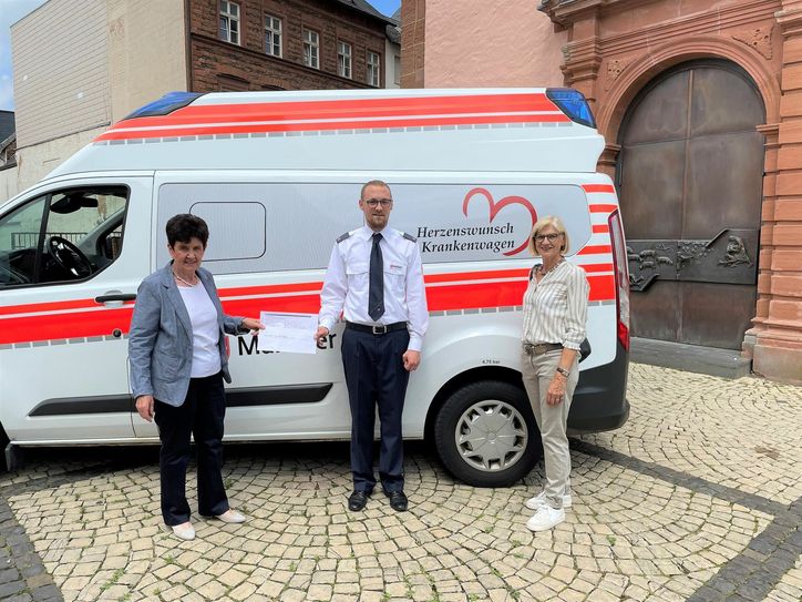 Die Frauengemeinschaft (kfd) Wittlich spendete 1.000 Euro für den »Herzenswunsch-Krankenwagen« der Malteser. Koordinator Markus Neujoks  bedankte sich bei der kfd-Vorsitzenden  Maria Spanier (li.) und Marie-Luise Schlägel (re.) vom Leitungsteam. Foto: Walter Spanier