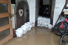 Beim aktuellen Hochwasser konnten teilweise auch Sandsäcke nicht mehr vor Überschwemmungen und den daraus folgenden Schäden schützen. Die KSK Mayen hilft hier nun über die Kommunen mit einem Spendenfonds über 75.000 Euro, um akute Notlagen zu Lindern. Foto: KSK Mayen/privat