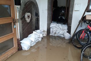 Beim aktuellen Hochwasser konnten teilweise auch Sandsäcke nicht mehr vor Überschwemmungen und den daraus folgenden Schäden schützen. Die KSK Mayen hilft hier nun über die Kommunen mit einem Spendenfonds über 75.000 Euro, um akute Notlagen zu Lindern. Foto: KSK Mayen/privat