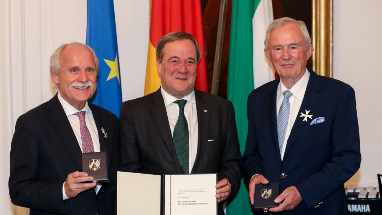 Ministerpräsident Armin Laschet zeichnet Dr. Jürgen Linden (l.) und Carl Meulenbergh mit dem Landesverdienstorden NRW aus. Foto: Land NRW / Uta Wagner