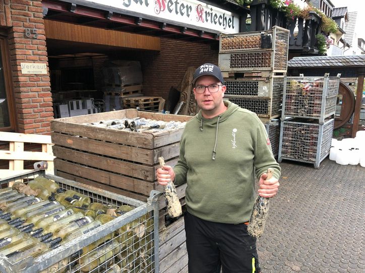 Aus den verschlammten Weinflaschen wird das Markenzeichen der Ahr-Winzer. Diese Weine von Peter Kriechel und seinen Kollegen finden bereits einen großen Absatz. Foto: Mager