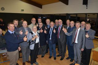 Daumen hoch: Schon vor Weihnachten beschlossen die VG-Räte die Fusion. (Foto: Bender)
