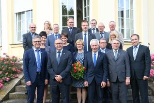 Werner Hower, Fritz Kohl, Reinhard Molitor und Klaus Scheerer erhielten von Landrat Gregor Eibes die Ehrennadel des Landes Rheinland-Pfalz (erste Reihe von links nach rechts).   Foto:FF