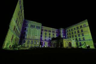 "rheinleuchten" 2021: Der Hauptspielort ist die Löhnberger Mühle in Lahnstein (Fotos). Daneben gibt es weitere Licht-Events im gesamten Welterbe Oberes Mittelrheintal. (Fotos: Zweckverband)