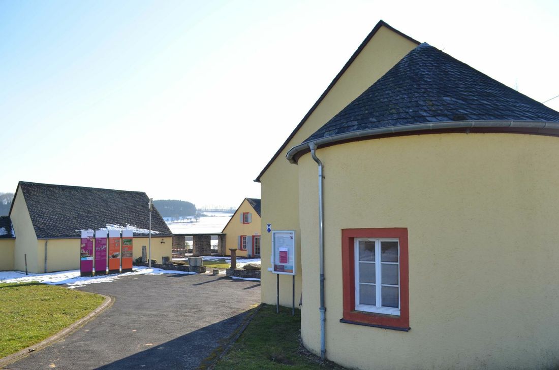 Geschlossen: Die Anlage der  römischen Villa Otrang beherbergt in den Schutzhäusern prachtvolle Mosaiken. Um sie wieder zugänglich zu machen, sind bauliche und touristische Maßnahmen in Planung. Hinter den Fenstern der Schutzhäuser macht sich Feuchtigkeit breit. Wertvolle Artefakte sind durch das schlechte Raumklima bedroht. Fotos: Sybille Schönhofen
