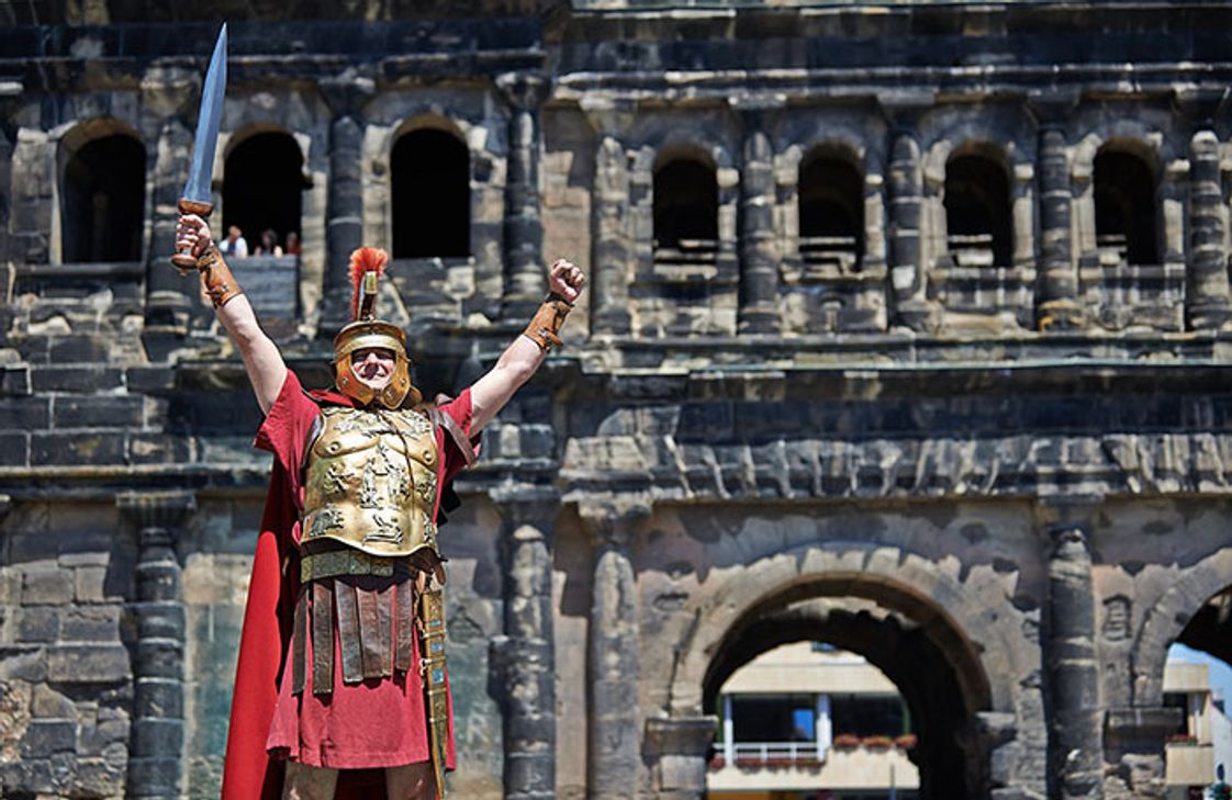 Der Zenturio mit seinen Geheimnissen der Porta Nigra ist eine beliebte Figur bei den Trierer Erlebnisführungen für Touristen. Foto: TTM GmbH