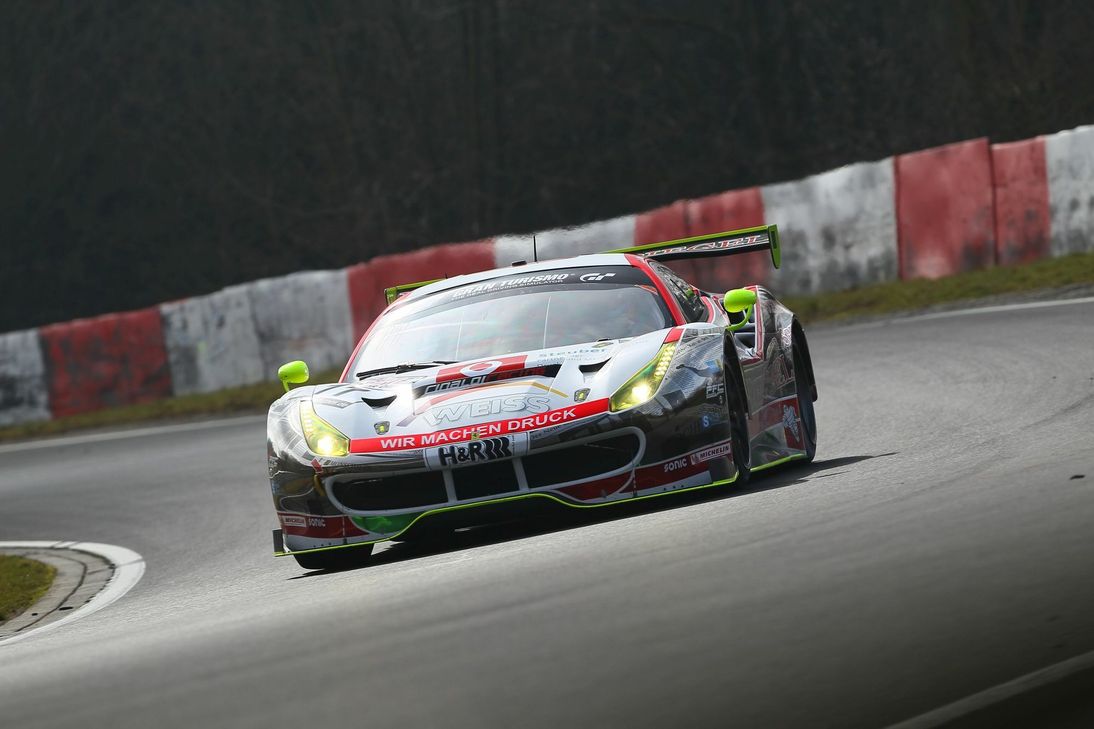 Der Wochenspiegel-Ferrari 488 GT3 mit der Nummer 11 wird von Christian Menzel und Leonard Weiss pilotiert. Foto: WTM-Racing
