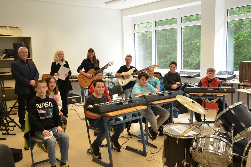 Harry Brandts (hinten links) leitet die Musikschule Monschau. Der Vorstand muss neu besetzt und weitere Mitglieder gewonnen werden, um die Zukunft für 150 Musikschüler zu sichern.