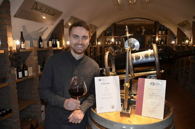 Jan Baum war in den letzten zwei Jahren richtig fleißig und hat viel gebüffelt. Lohn der Mühe: Der 27-jährige Kaller ist nicht nur einer der wenigen Sommeliermeister im Lande, er hat auch die international wichtige und hochangesehene Weinausbildung »Diploma in Wines« mit Auszeichnung bestanden. mn-Foto