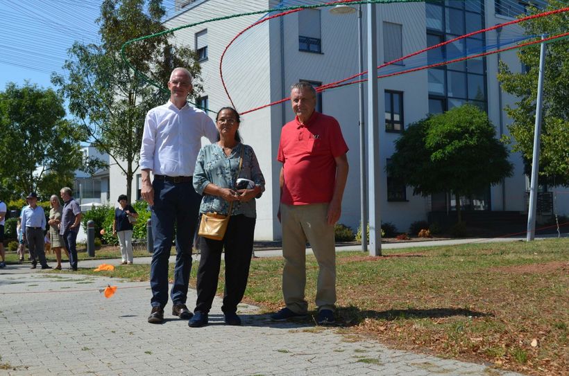 Oberbürgermeister Wolfram Leibe, die Künstlerin Doina Banescu-Tatoli und der Vorsitzende des Vereins "Kunstdünger" Ernst Hauer, beschirmt vom neuesten Kunstwerk auf dem Petrisberg. Foto: Urban
