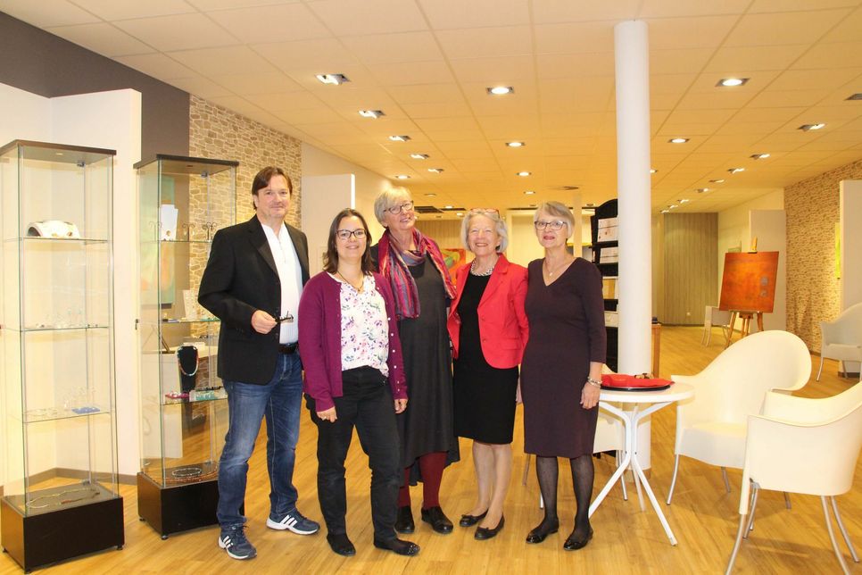 Heribert Lorscheider, Wirtschaftsförderung Wittlich gratuliert den Betreiberinnen zur Eröffnung ihres Alwin Pop-up-Stores. Foto: Sebastian Klein