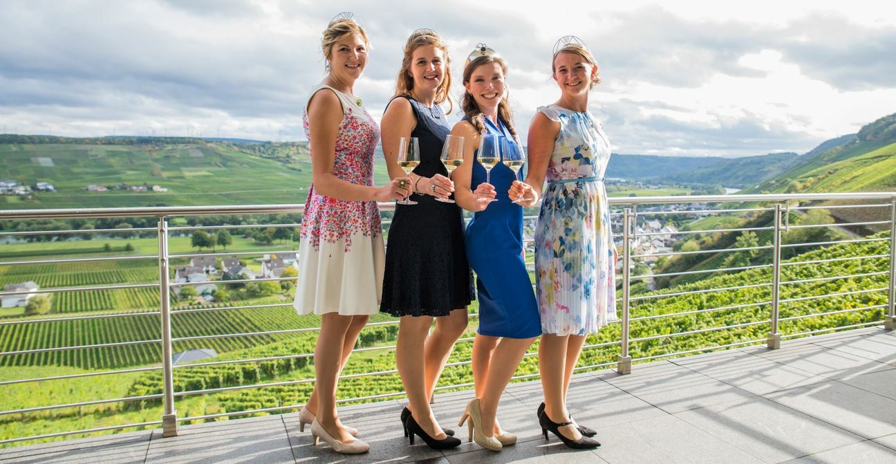 Das zeigt von links: Julia Gries, Julia Weis, Marie Jostock und Bärbel Ellwanger. Foto: Moselwein e.V./Chris Marmann