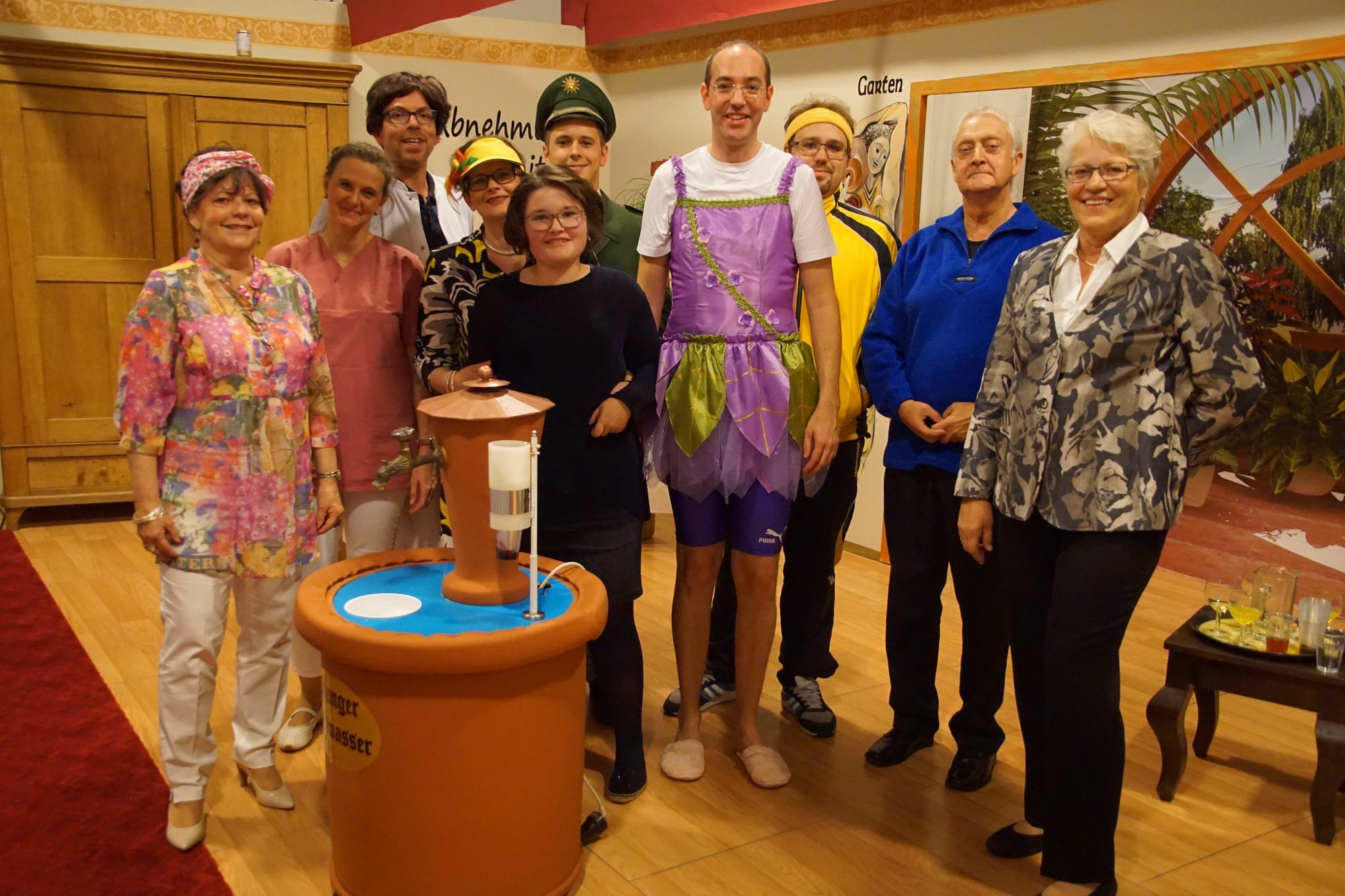 Großes Theater in der Vitalklinik – herbeigeführt von den diesjährigen Schauspielern (v.l.n.r.): Melitta Wasniewski, Nicole Bohlen, Oliver Kirchen, Maria Löw, Julia Löw (Souffleuse), Dennis Labarbe, Christoph Reh, Matthias Haas, Jürgen Haubrich (Souffleur) und Gertrud Haas (Theaterleiterin). Foto: FF