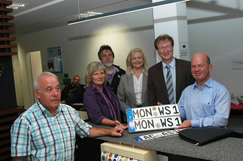 Ein wichtiger Tag für viele Eifeler: Am 2. Juli 2013 wurde das »MON«-Kennzeichen wieder eingeführt und die erste Übergabe fand natürlich in der Nebenstelle des Straßenverkehrsamtes im Monschauer Rathaus statt. Archivfoto: T. Förster