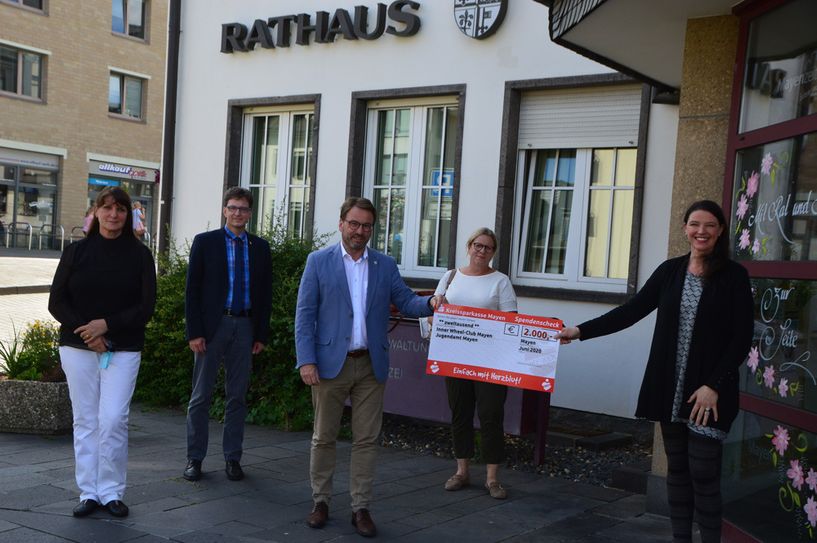 Oberbürgermeister Wolfgang Treis und Fachbereichsleiter Andreas Seiler(2. von links) freuten sich sehr über die Spende von Club-Präsidentin Eva Mühling (rechts) und ihren Inner Wheel – Freundinnen. Foto: Jacqueline Blang/Stadt Mayen