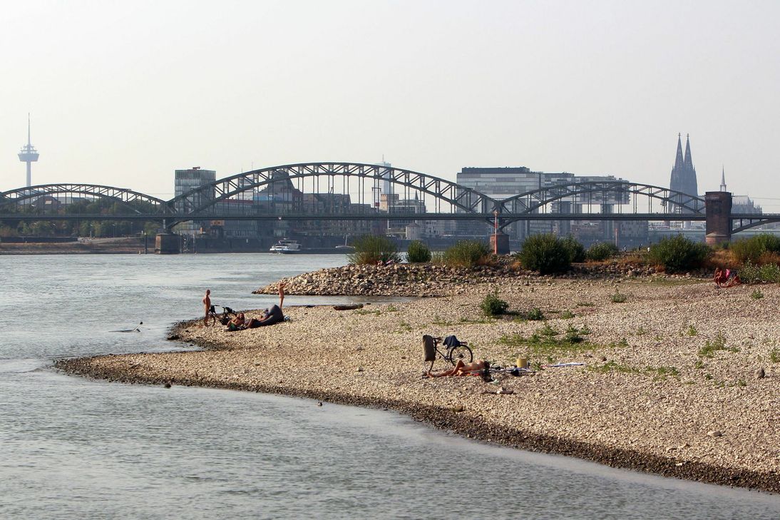 Supersommer 2018:  das extreme Niedrigwasser des Rhein sorgt für Strandbadatmosphäre in Köln. Foto: lmago/Ralph Peters