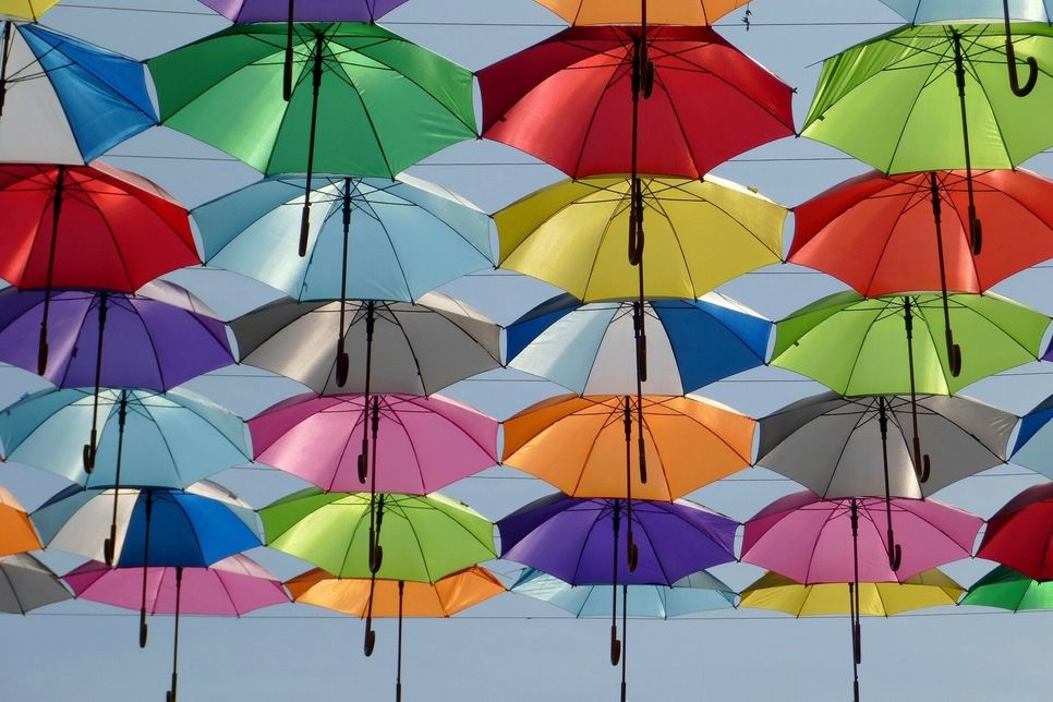 Wer in Prüm nach oben schaut, sieht bald viele  bunte Regenschirme. Foto: Nemess/ Pixabay