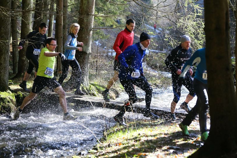 Durch Wasser, über Stege, Stock und Stein geht es für die Sportler beim zweiten Belgenbach-Trail. Foto: Rubel