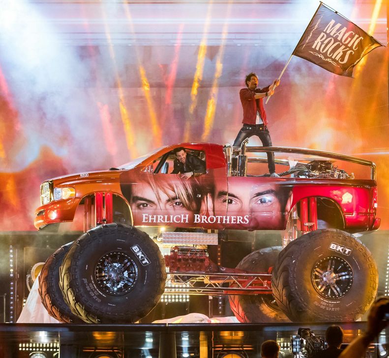 Spektakulär wird es, wenn die beiden Weltrekord-Zauberer einen echten Monstertruck aus dem Nichts erscheinen lassen, acht Tonnen schwer und 2000 PS stark. Foto: Sebastian-Drüen