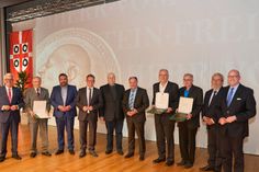 Im Beisein von Landrat Stefan Metzdorf (4.v.l.) überreichte Minister Roger Lewentz (l.) die Freiherr-vom-Stein-Plakette an Edmund Schmitt (2.v.l.), Theo Palm (5.v.l.) und Rudolf Körner (3.v.r.). Mit auf dem Bild ist der Preisträger der Stadt Trier, Berti Adams (4.v.r.).