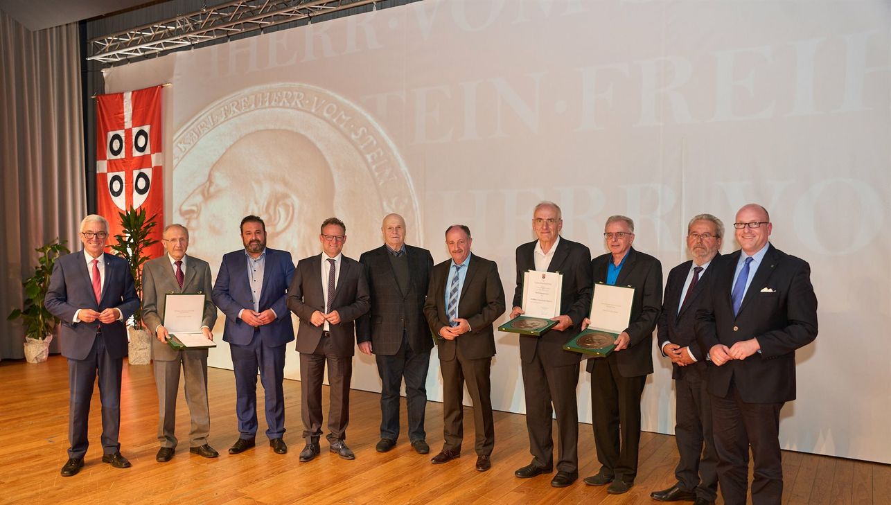 Im Beisein von Landrat Stefan Metzdorf (4.v.l.) überreichte Minister Roger Lewentz (l.) die Freiherr-vom-Stein-Plakette an Edmund Schmitt (2.v.l.), Theo Palm (5.v.l.) und Rudolf Körner (3.v.r.). Mit auf dem Bild ist der Preisträger der Stadt Trier, Berti Adams (4.v.r.).