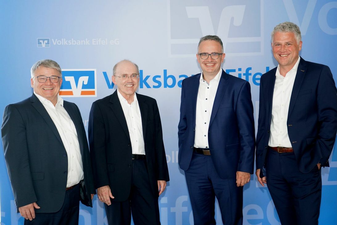 v.l.n.r.: Werner Kemmer und Manfred Weiland (Vorstände Raiffeisenbank Irrel eG) und Michael Simonis und Andreas Theis (Vorstände Volksbank Eifel eG). Foto: Karl Höffler