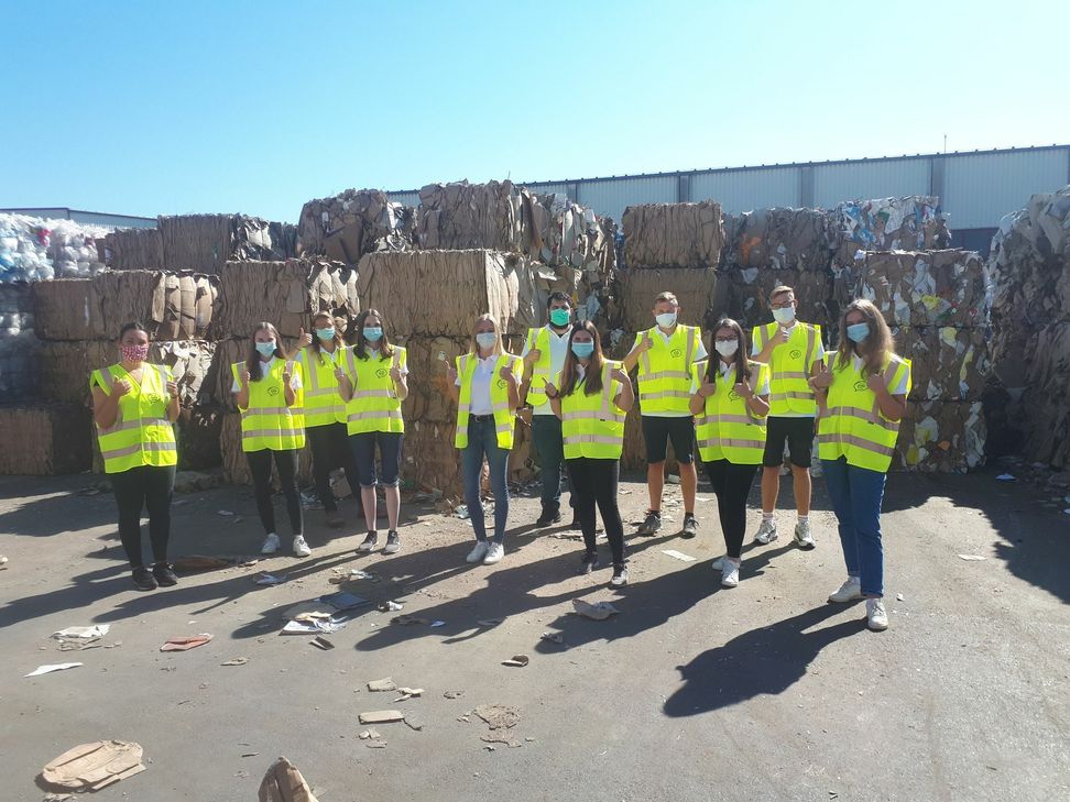 Sebapharma veranstaltete eine Nachhaltigkeitswoche für seine Azubis, hier beim Besuch des Recyclinghof in Neuwied.