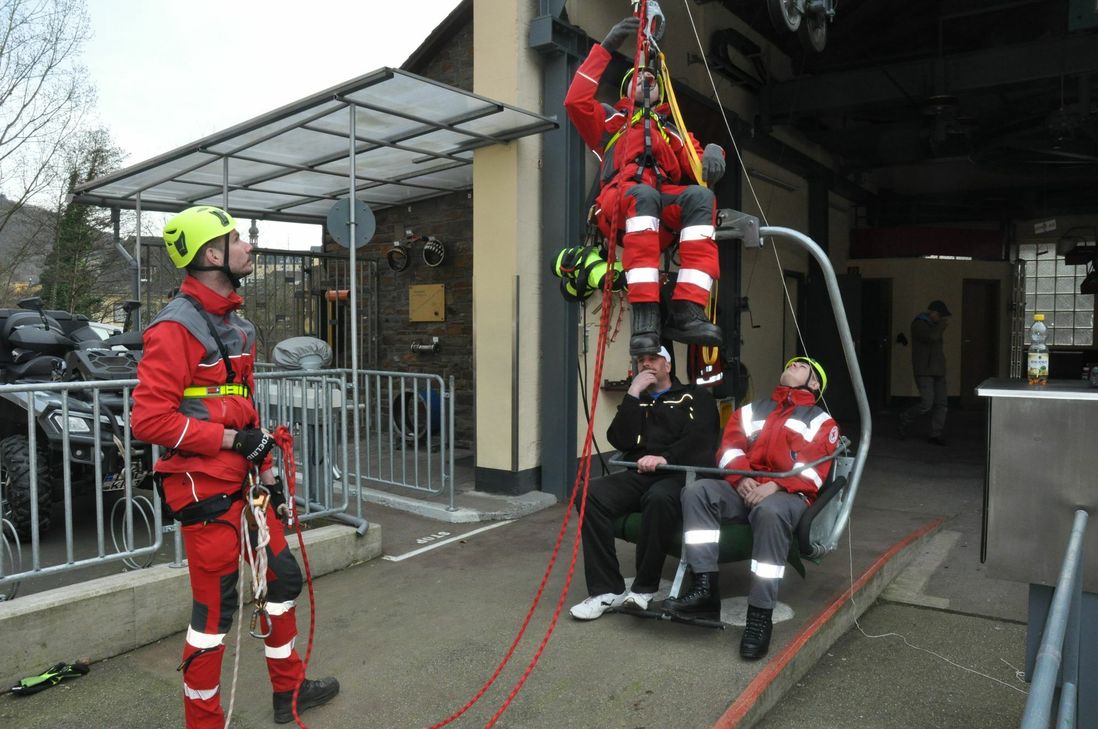 Maikel De Clavero Sanchez bei der bodennahen Übung. Die "Opfer" haben während des Einsatzes einen etwas "leichteren Job".
