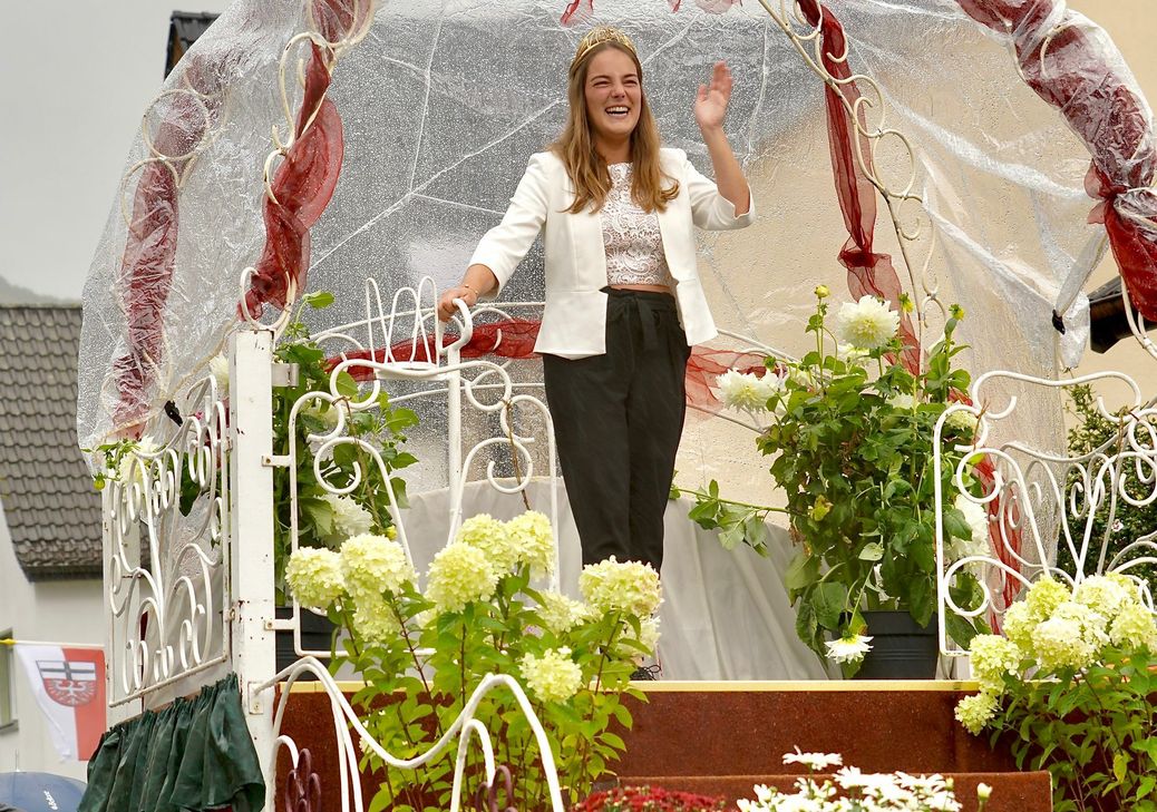 Die Walporzheimer bereiteten der Deutschen Weinkönigin Eva Lanzerath einen Triumphzug auf dem Wagen der Weinkönigin. Foto: Klaus Geck