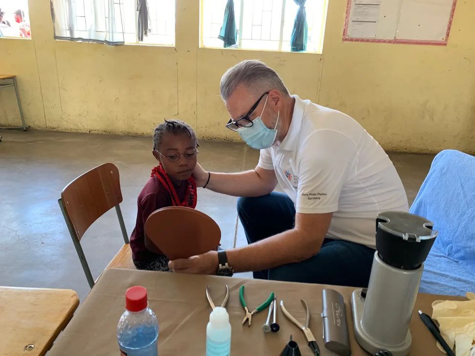 Hans-Peter Platten in der »Omaruru Primary School« in Namibia: Er führt gerade eine Sehstärkenmessung bei diesen zwölfjährigen Mädchen durch.  Kurze Zeit später kann es wieder perfekt sehen. Fotos: privat