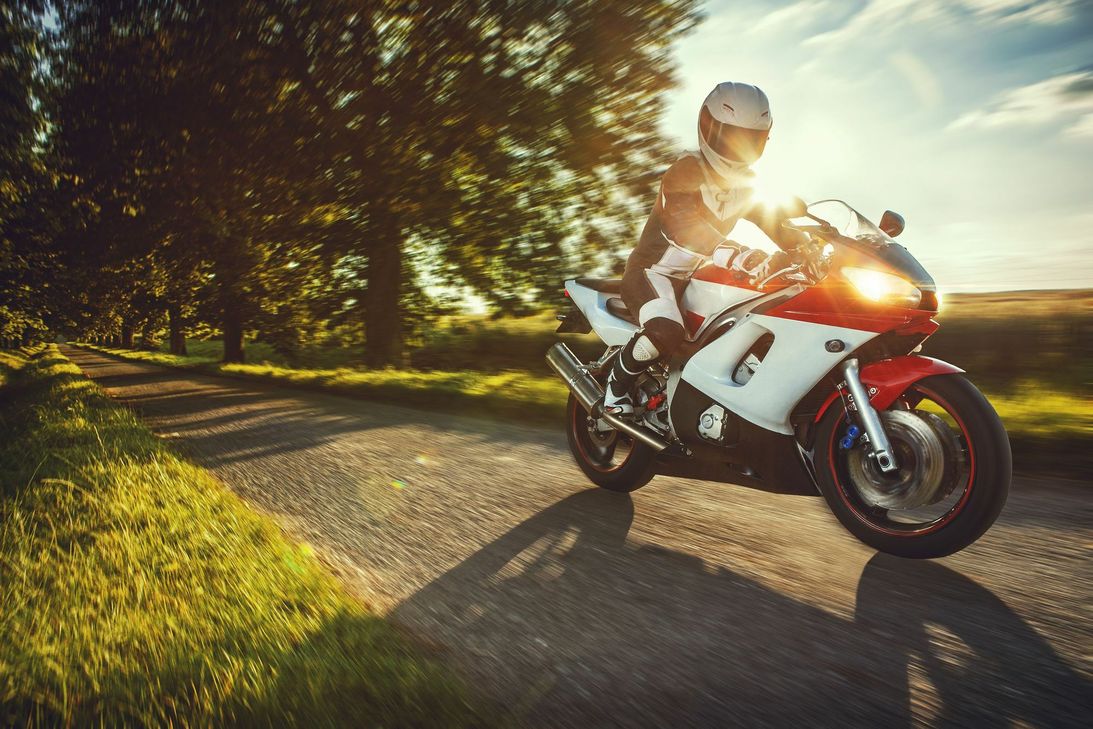 Bei jedem Sonnenstrahl schwärmen die Motorradfahrer in großer Zahl in der Eifel aus. Ein Segen für die Gastronomen,  für viele Anwohner sind die Raser und Heizer unter Bikern hingegen ein Ärgernis. Das will nun auch die Politik nicht länger hinnehmen und hat einen Maßnahmenkatalog »gegen Motorradlärm« entwickelt. Archivfoto:  mik_cz