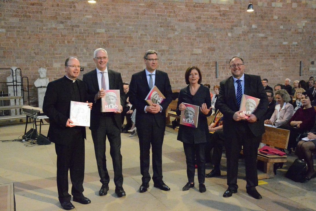 Bischof Dr. Stephan Ackermann (von links), Oberbürgermeister Wolfram Leibe, Superintendent Dr. Jörg Weber, Ministerpräsidentin Malu Dreyer und Prof. Dr. Christian Witschel (Universität Heidelberg) erhalten als erste eine Ausgabe des Begleitbands zur Ausstellung überreicht. Foto: Bistum Trier