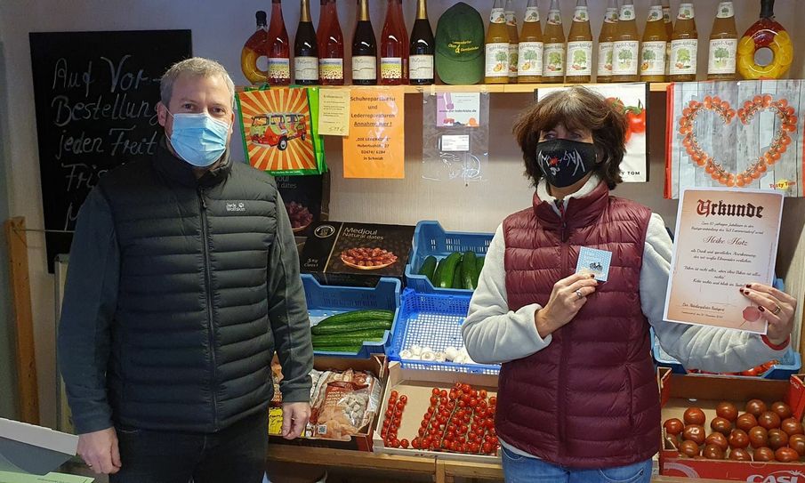 Andreas Krumbeck suchte u.a. Heike Hotz auf, um ihr zum zehnjährigen Jubiläum zu gratulieren.