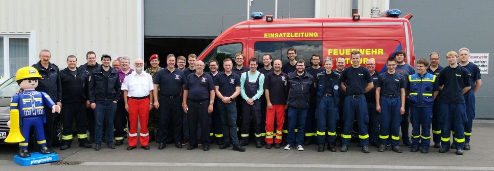 Teilnehmer der Stabsübung vor dem Katastrophenschutzzentrum des Eifelkreises Bitburg-Prüm in  Bitburg. Foto: Stephan Garcon