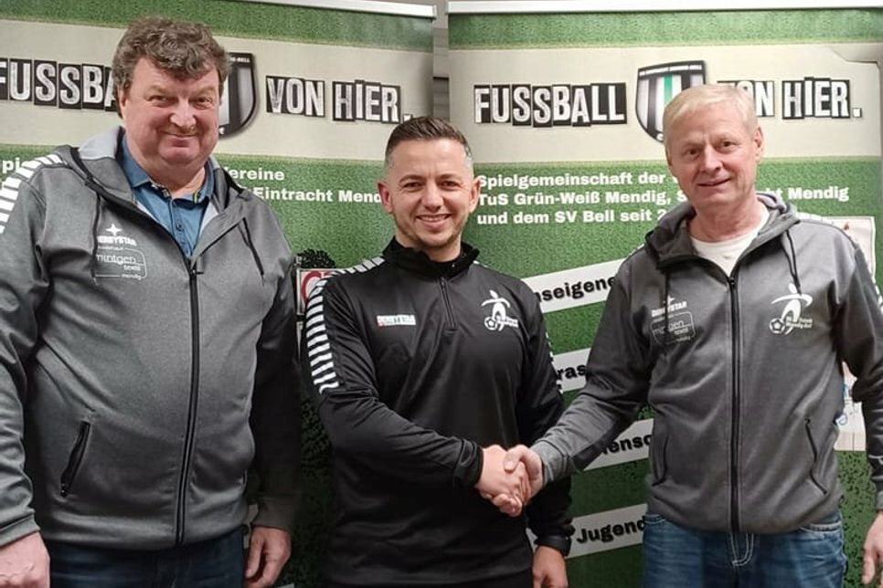 Der SG-Vorsitzende Harald Heinemann (links) und der Sportliche Leiter Frank Schmitz (rechts) begrüßen den neuen Trainer des Rheinlandligisten SG Eintracht Mendig/Bell, Vinczenzo di Maio.
