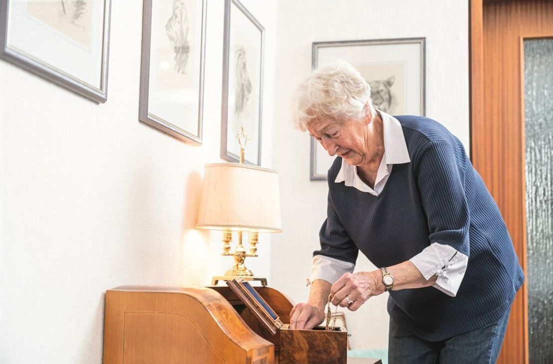Der falsche Polizist ließ sich von der Seniorin Bargeld und Schmuck zeigen.