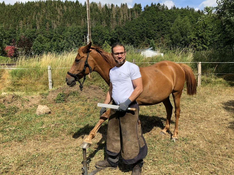 Chris Collins ist einer der wenigen Barhufpfleger in der Region. Sein Credo lautet: »Ein Pferd braucht eigentlich keine Eisen.« mn-Fotos